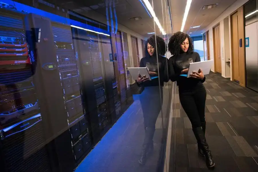Netcom engineers monitoring enterprise server infrastructure